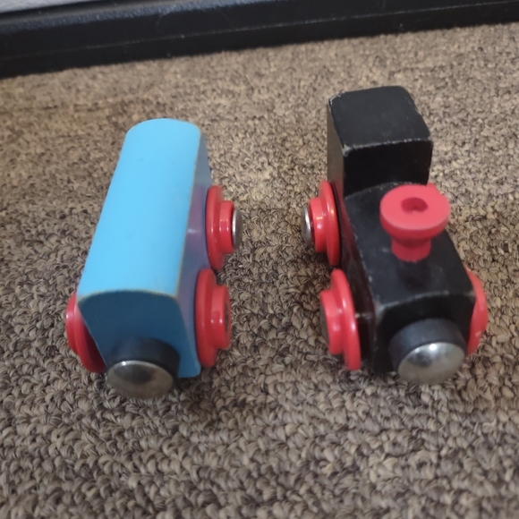 Wooden magnetic train, caboose, and four green trees lot - Picture 8 of 16